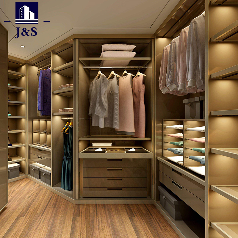 O design detalhado do guarda-roupa cria um guarda-roupa prático