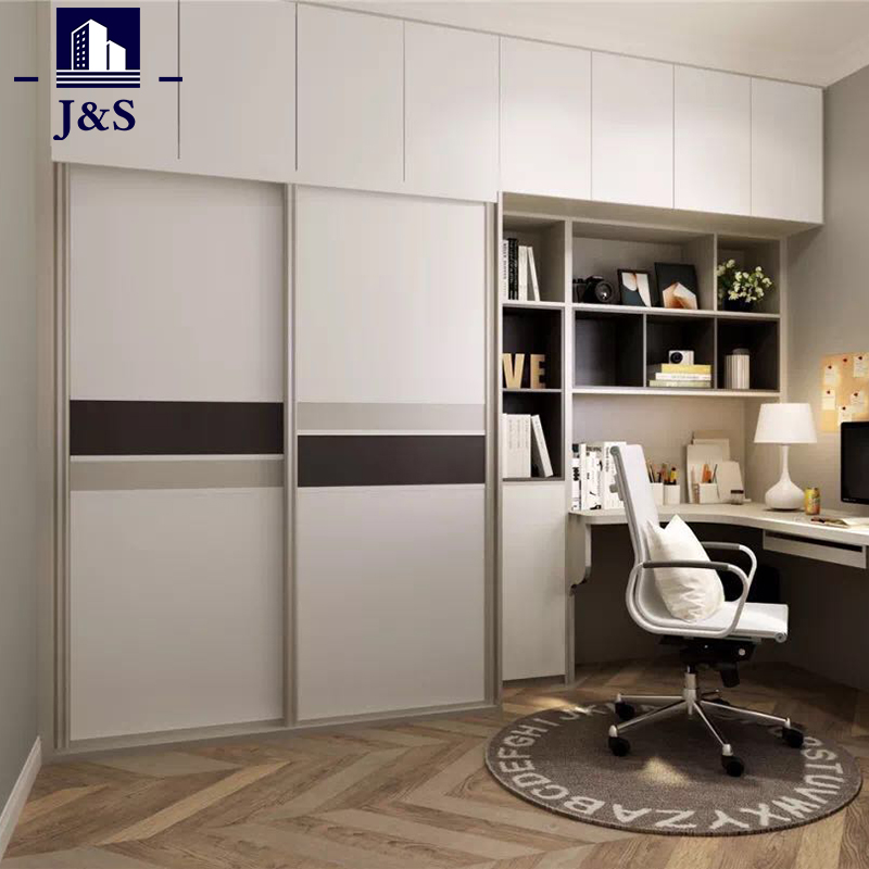 O guarda-roupa do quarto está totalmente equipado, por isso é bonito e prático