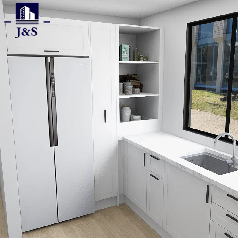 Cozinha em forma de L com shaker branco com despensa